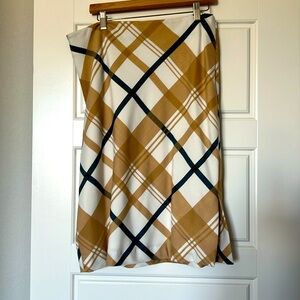 Ann Taylor skirt with side zipper. Perfect for the upcoming holidays!